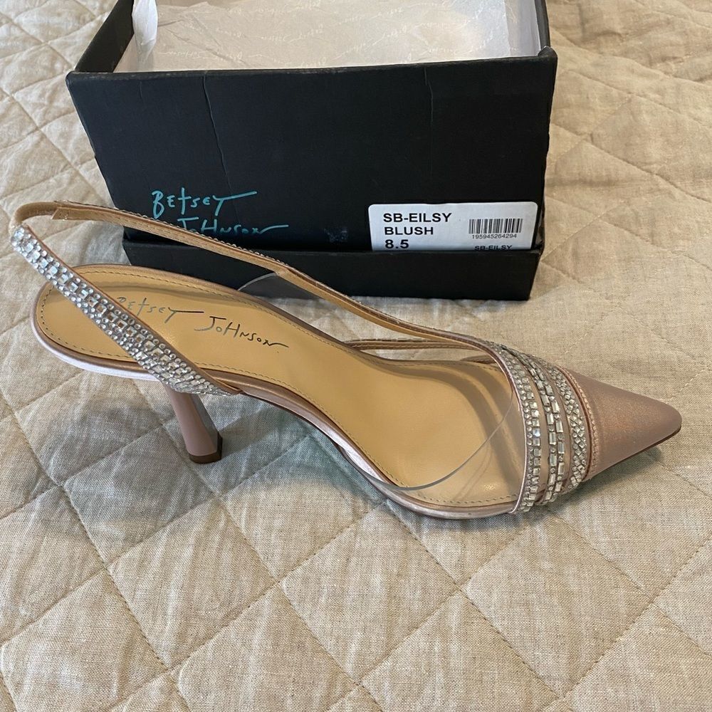 NEW IN THE BOX Betsey Johnson Eisley Pink Pumps - Picture 11 of 16